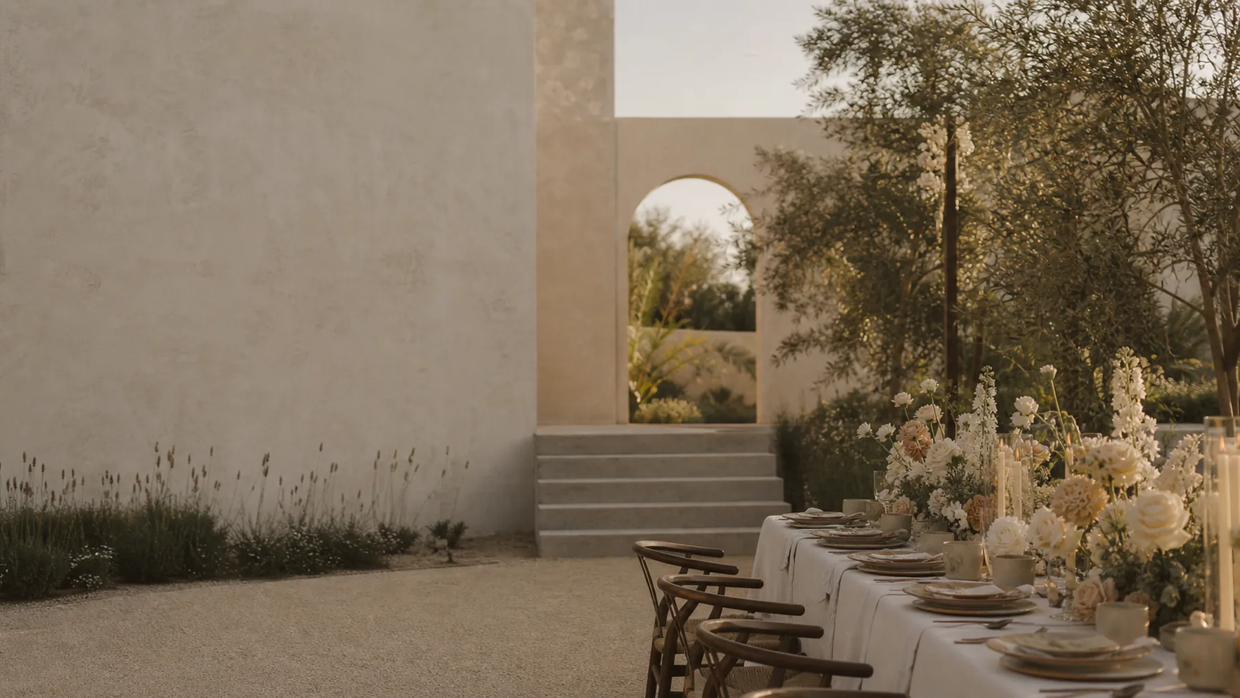 Montaje de boda íntima en un jardín contemporáneo