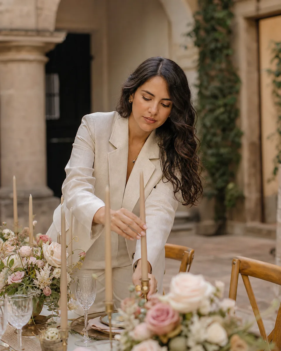Wedding planner preparando los detalles de una mesa